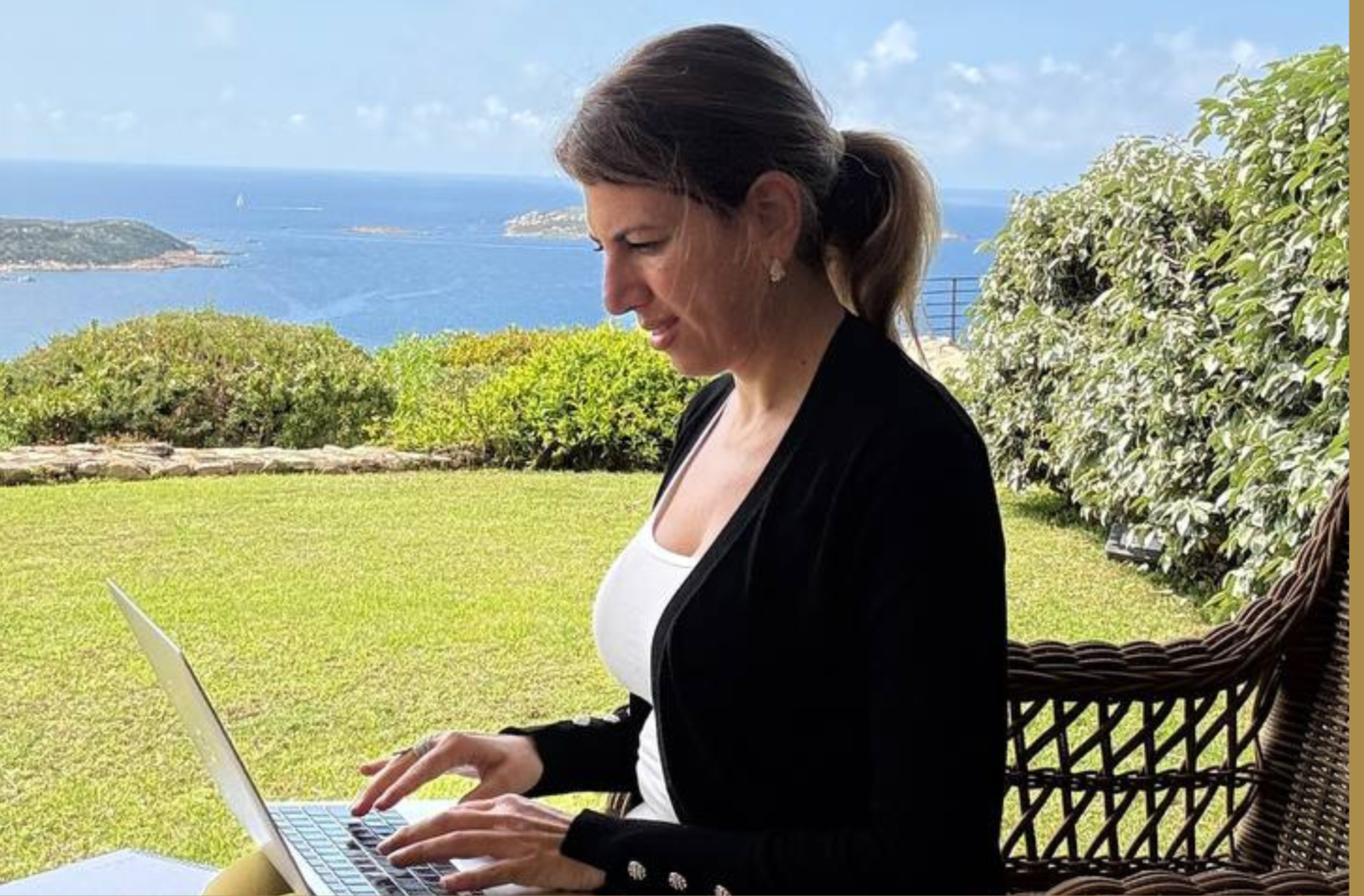 Marcella di Martino al computer in una terrazza vista mare – simbolo di equilibrio e primo passo verso il cambiamento