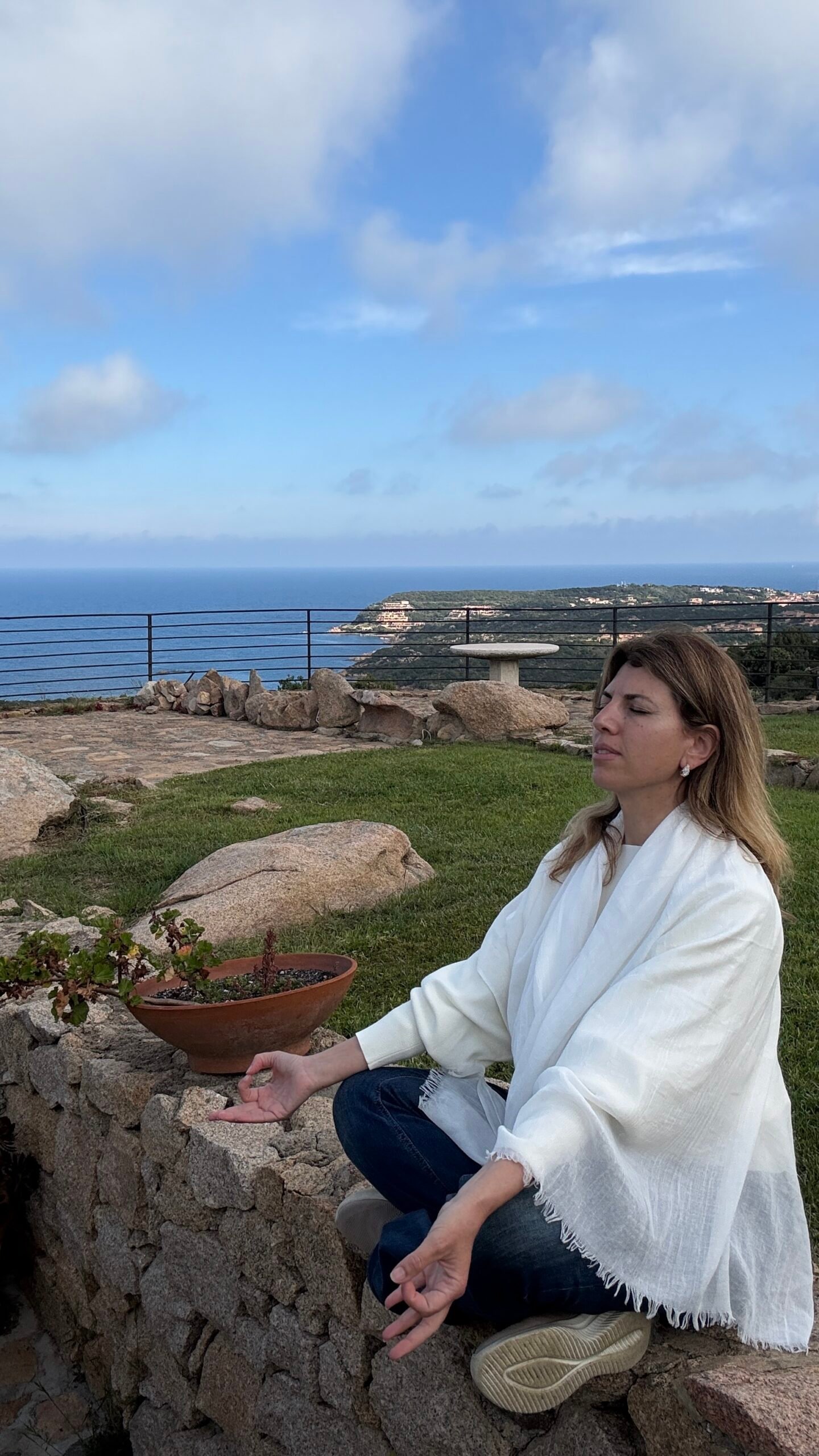 Marcella di Martino medita con lo sguardo rivolto all’interno – simbolo del ritorno a sé e della connessione profonda con il corpo